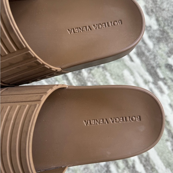 BOTTEGA VENETA Carpet Embossed Rubber Slides - Picture 5 of 7